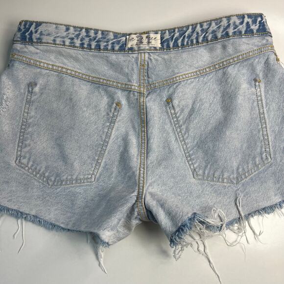 We The Free Women Blue Denim Shorts Grunge Distressed Button Fly Raw Hem Size 31 - Picture 6 of 12